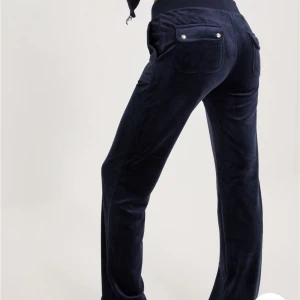 Juicy couture - Säljer dessa mörkblåa juicy byxor i storlek xs. Sparsamt använda. Pris kan diskuteras vid snabb affär! 