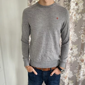 Morris tröja - Säljer en riktigt snygg Morris tröja. Storlek M men passar perfekt för dom som har S också. Inga defekter, modellen är 182 cm lång. Bara att höra av sig om ni har några funderingar!