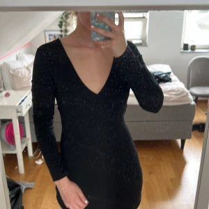 Snygg klänning  - Supersnygg klänning med detaljer i ryggen💓köpare står för frakt priset 