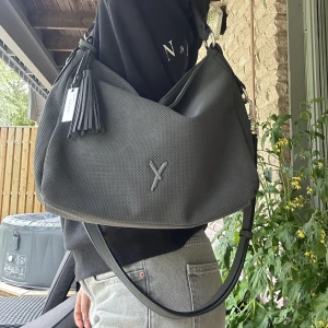 ROMY - Handväska - Höjd: 20 cm i storlek One Size Längd: 33 cm i storlek One Size Vidd: 15 cm i storlek One Size  Oanvänd   Ordinarie pris: 819kr