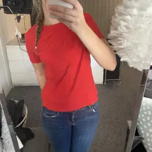 Fin röd t-shirt i storlek M 100kr+frakt 