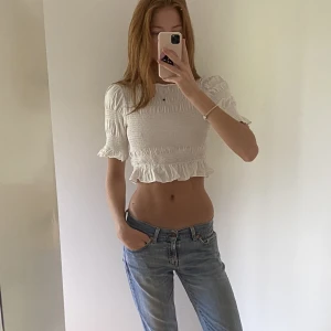 Sommartopp - En sååå söt och fin vit topp med volanger, verkligen så najs och sommrig topp!!💕 