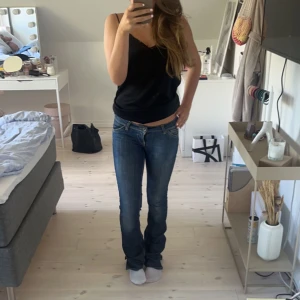 Jeans - Sjukt snygga jeans som är ifrån Tommy Hilfiger💓Midjemåttet är 36cm(sida till sida) och innerbenslängden är 84cm❤️❤️