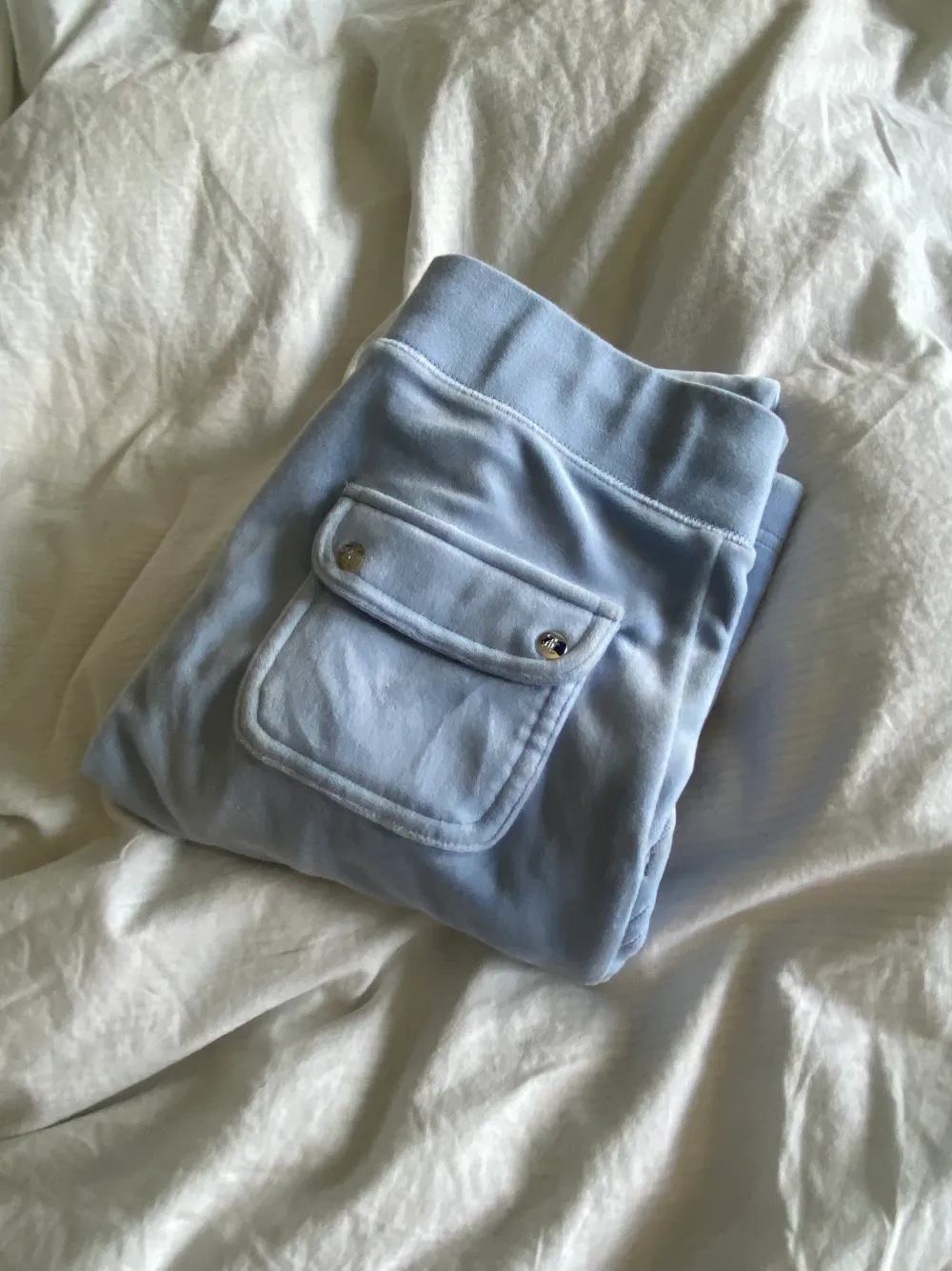 Ljusblå juicy couture byxor, kommer inte till användning. Bra skick. Jeans & Byxor.