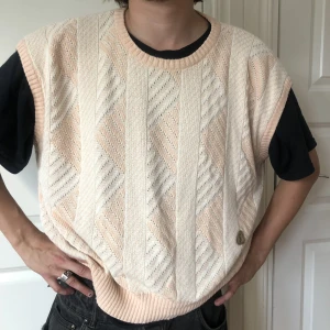 Yves Saint Laurent Väst  - Jättefin äkta stickad vintage YSL väst som sitter fint på mig och lika så en kille. Storlek: M  