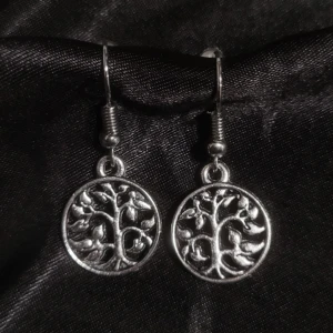 Örhängen med Livets Träd! 🌳✨ - Troligtvis nickelfria men är du allergiker bör du vara försiktig. Rostfritt! Livets träd har använts som symbol i urminnes tider inom flera religioner, länder och mytologier. Det finns mycket mer information online om ni är intresserade! ♡