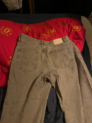 Strl 46 - Zara jeans baggy, sönder där nere annars helt perfekta