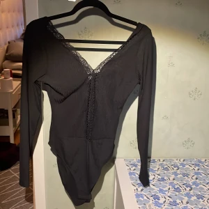 Body - En snygg body från H&M dpardamt använd. Passar utmärkt om man ska på fest eller ha under en kavaj