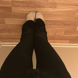 Lågmidjade jeans - Säljer dessa svarta lågmidjade bootcut jeansen från Gina Tricot då jag har dubbletter❤️