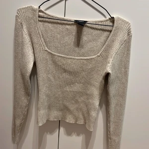 Tunn stickad tröja  - Tunn stickad tröja från Lindex. 🤎