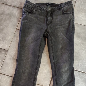 Skinny jeans - Skinny jeans gråa. Normal hög midja. Aldrig använda. Storlek 38L (långa ben)