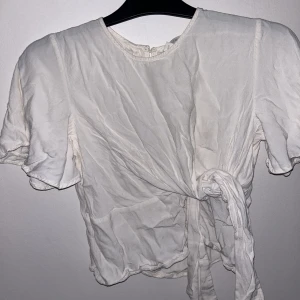 Vit blus  - Jättefin vit blus med knyt 