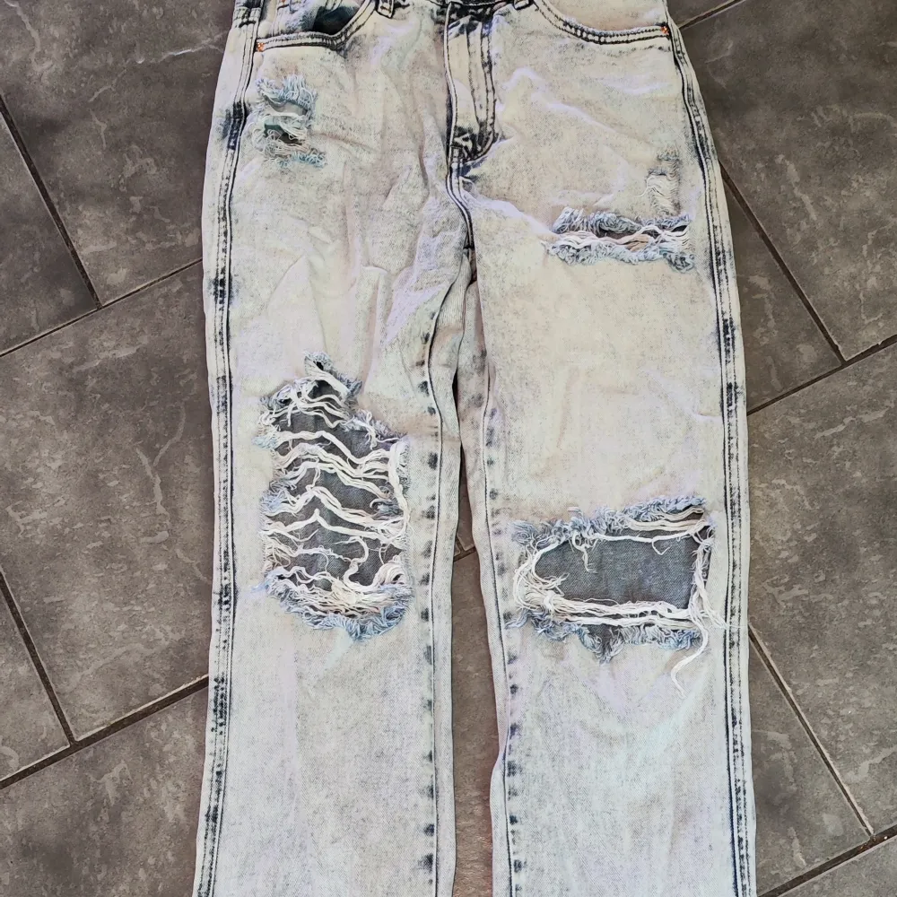 Jeans från JFR, slits i bensluten, hög midja, lös modell. Några trådar på knäna har gått av men i övrigt hela och fina. . Jeans & Byxor.