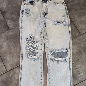 Jeans från JFR, slits i bensluten, hög midja, lös modell. Några trådar på knäna har gått av men i övrigt hela och fina. 