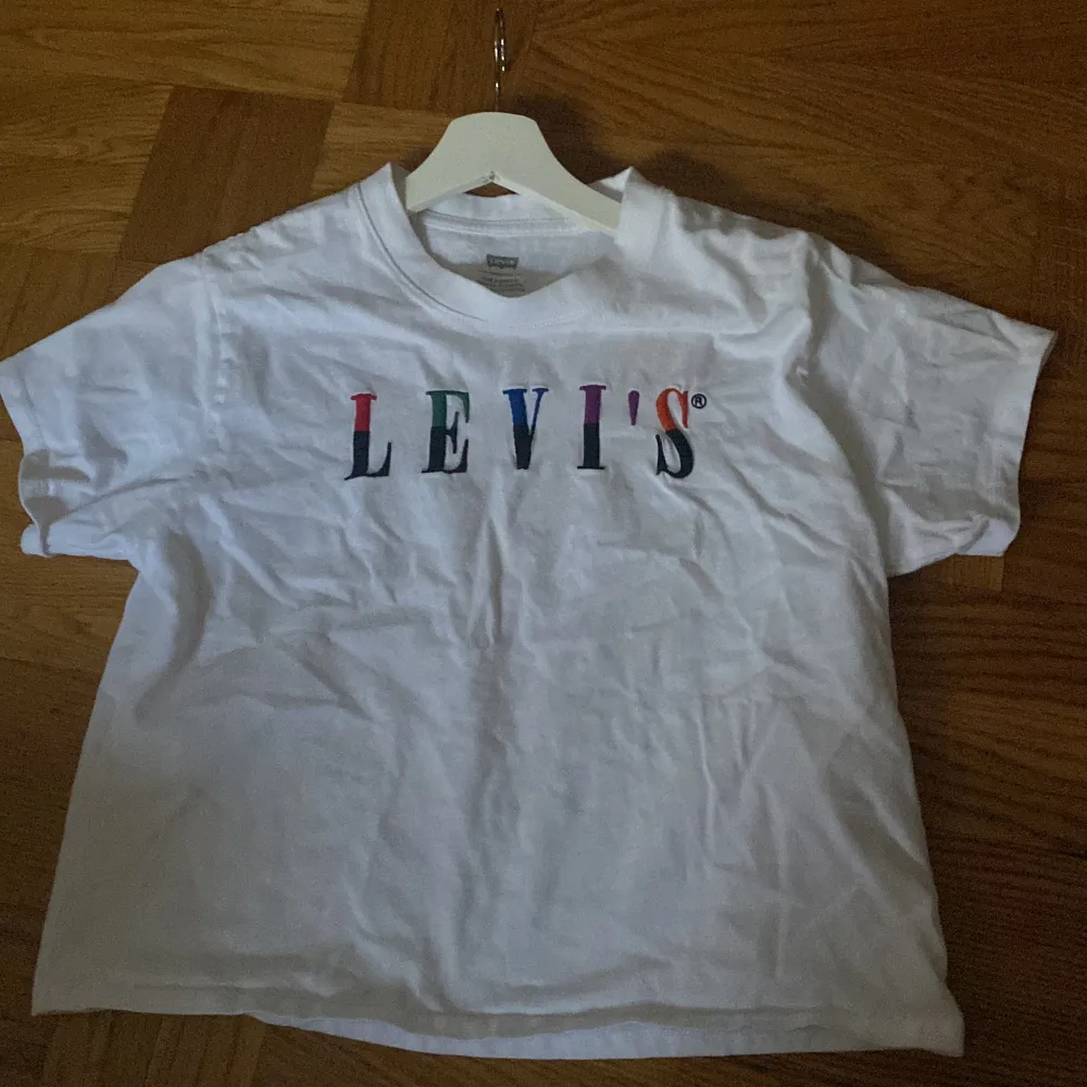 Levi’s tröja med färgade levi’s mönster. Passar också mig som har M. Väldigt simpel men fin. Passar till det mesta. . T-shirts.
