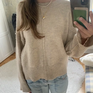 Tröja - Super snygg tröja i as cool modell. Nästan aldrig använd och perfekt nu till hösten!!🤩🤩Lägger ut igen då köpet inte genomfördes.