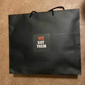 Jordans 4 - Jordans 4”thunder”. Bäst skick som möjligt! Bra pris, köpt för 3.500 kr. Pris kan diskuteras.