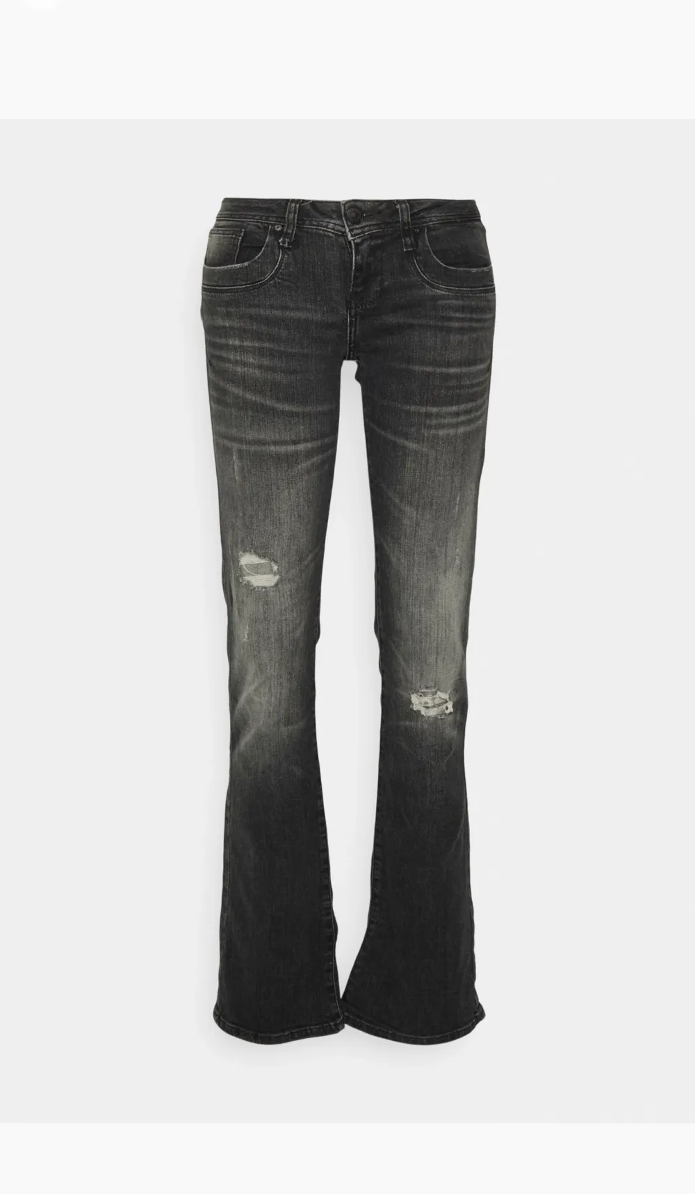 Grå jeans med slitning i knäna från ltb.dom är bra längd så passar även längre personer. Säljer pga dom bara hänger i garderoben och används inte💕nypris 829 kr. Jeans & Byxor.