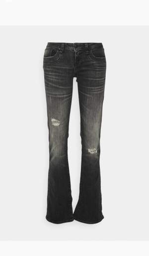 Grå jeans med slitning i knäna från ltb.dom är bra längd så passar även längre personer. Säljer pga dom bara hänger i garderoben och används inte💕nypris 829 kr