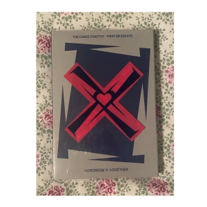 Txt album - Säljer mitt txt the chaos chapter fight or escape. Allt kommer med förutom pcs men ett pob pc kommer med. Pc är i mint condition och det är albumet med. Köpt för 315kr. Skriv för att se vad som kommer med!
