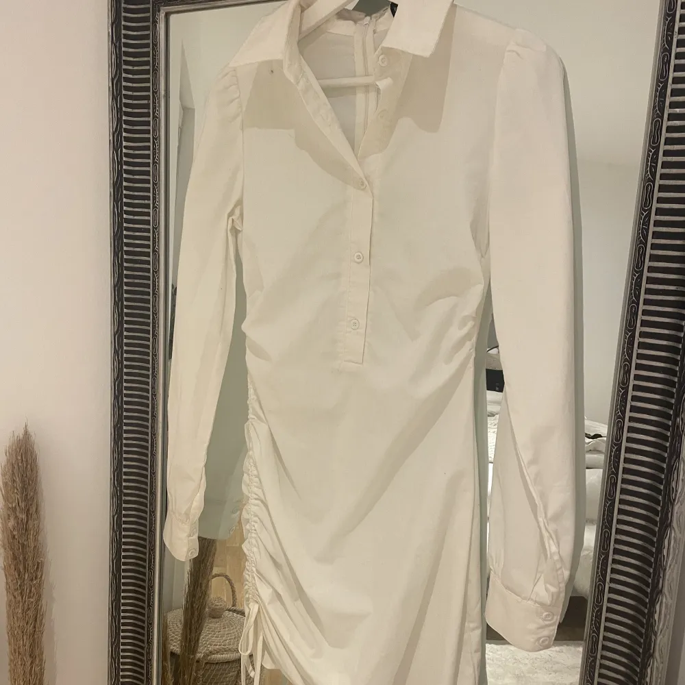 Säljer en vit söt skjortklänning från pretty little thing i storlek 32, motsvarar xxs / xs🤍 Går att justera längden på sidan av höften. Köparen står själv för eventuell fraktkostnad!. Klänningar.