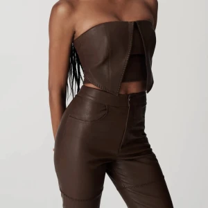 Adoore skinntopp helt ny! - Säljer denna helt oanvända skinntoppen från Adoore. Tagsen är kvar, endast testad och säljes pga returtiden passerat. Storlek 40.