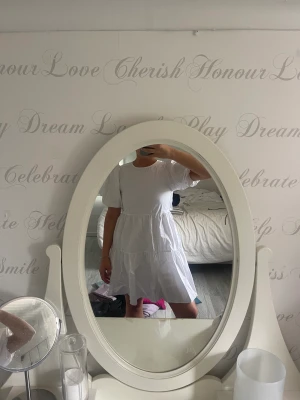 Vit klänning  - Jag säljer en super fin klänning från Zara☀️ den är helt oandvänd och prislappen sitter kvar🫶🏼 ny pris är 399kr