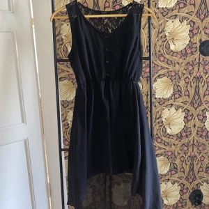 Svart klänning - Forever21 - En klänning - längre baktill och spets 💫