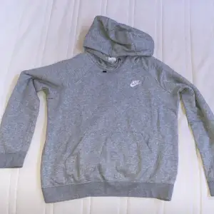 En vanlig grå Nike hoodie storlek S för den har krympts sen så är den fortfarande användbar för folk med mindre kroppsstorlek 