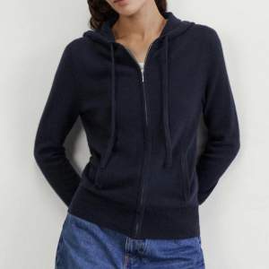 Soft Goat zip hoodie i mörkblått som jag måste sälja för måste rensa min garderob! Använd 5 gånger endast!! 