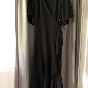Draperad klänning  - Svart draperad klänning från Pernilla Wahlgren i stl XS. Använd fåtal gånger.