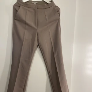 Kostymbyxor  - Säljer nu dessa sjukt snygga kostymbyxor, då de blivit försmå för mig. Som nya då jag använt de Max 3 gånger, så mycket bra skick. Storlek 36. Köparen står för frakten!!