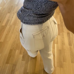 Cargo byxor - Säljer mina cargo byxor som är köpta i spanien då de ej kommer till användning, dom är i fint skick💗Köpte dom för 600