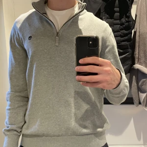 Zip-up - Säljer en timberland zip-up i bra skick. Använder sällan. Snygg å funkar till det mesta. Storlek L, men passar mig som är M också. 