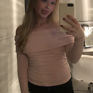 Off shoulder tröja - Säljer den här fina rosa off shoulder tröjan ifrån zara men köpt här från plick, säljer då jag inte riktigt vet om det är min smak men tycker ändå om den så beroende på hur många som är intresserade så kanske jag säljer den 