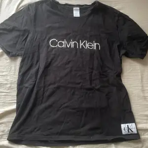 Svart Calvin Klein tröja i fint skick! MITT PRIS: 85kr Storlek XS 😝🤍🖤