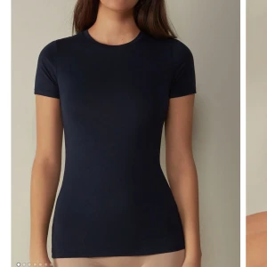 Intimissimi  - Short-Sleeved Stretch Supima Cotton Top, från intimissimi. Storlek M, passar även S. ej använd särkilt myckt och är i jätte bra skick. 