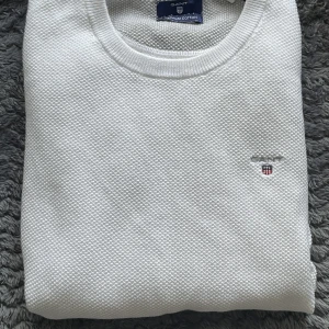 Gant Tröja - Säljer denna vita gant tröja, väldigt skön, sticks inte på något sätt. Nypris runt 500/700🦋