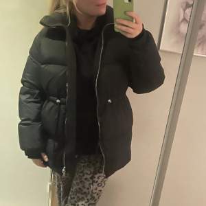 Arket dunjacka. Avtagbar huva! (På bilden är den avtagen och följer givetvist med). Jackan är i XS men den är oversized (jag är en S/M) + man kan justera hur man vill att midjan ska vara. Supervarm och SÅ snygg, men hänger bara i garderoben 💛💛🥹