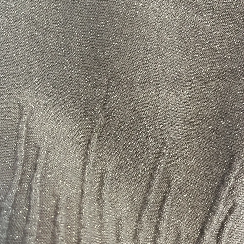 Glittrig långärmad tröja från STOCKH LM, varan är nästintill oanvänd och har inga framträdande defekter . Tröjor & Koftor.