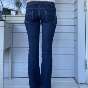 Lågmidjade jeans - Säljer min fina mörkblå lågmidjade jeans då de är lite korta på mig Innebenslängden 75 cm Midjemåttet 78 cm