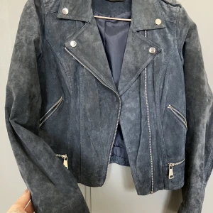 Jacka Vero Moda - Blå jacka från Vero Moda i storlek S. Knappt burit den så jackan är i fint skick. Från djur & rökfritt hem.  Skickar fler bilder vid önskan :) 