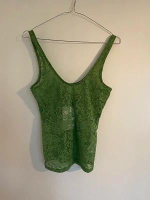 Spetslinne - Fint linne i spets, helt oanvänd med prislapp kvar. 