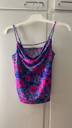 Blommigt linne med urringning  - Oanvänd topp skit snygg ganska kort 