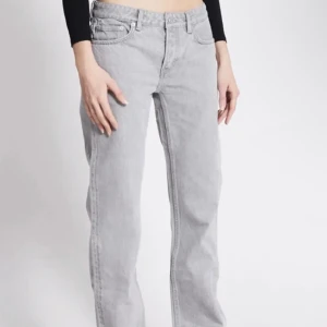 Low straight jeans  - Lågmidjade straight jeans från Gina, kommer inte till användning