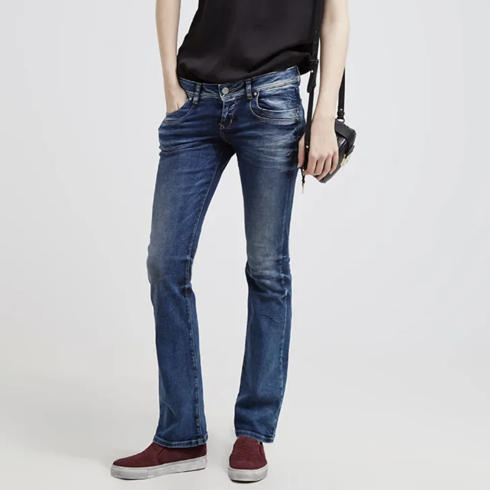 Säljer dessa populära Valerie jeans i storleken 24/34, slutsålda och i bra skick!💕. Jeans & Byxor.