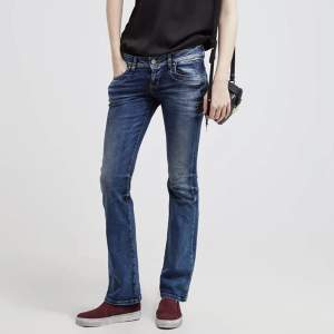 Säljer dessa populära Valerie jeans i storleken 24/34, slutsålda och i bra skick!💕