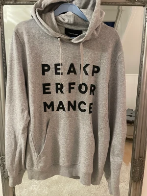 Grå Peak Performance hoodie - Grå Peak Performance hoodie i fint skick. Storlek M