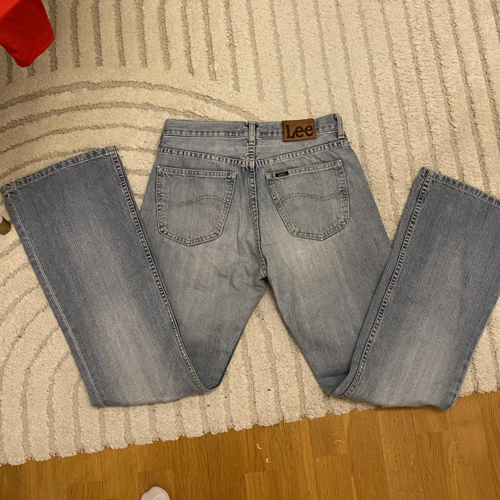 Ljusblå snygga lågmidjade jeans från Lee. Jeansen är i storlek W30 L32. Midjemåttet är 39cm och innerbenslängden är 82cm. De är knappt använda och säljs pga att de ej kommer till användning💓de har ett litet hål som syns på det högra benet på tredje bilden. Jeans & Byxor.