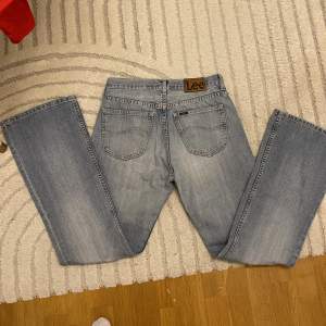 Ljusblå snygga lågmidjade jeans från Lee. Jeansen är i storlek W30 L32. Midjemåttet är 39cm och innerbenslängden är 82cm. De är knappt använda och säljs pga att de ej kommer till användning💓de har ett litet hål som syns på det högra benet på tredje bilden